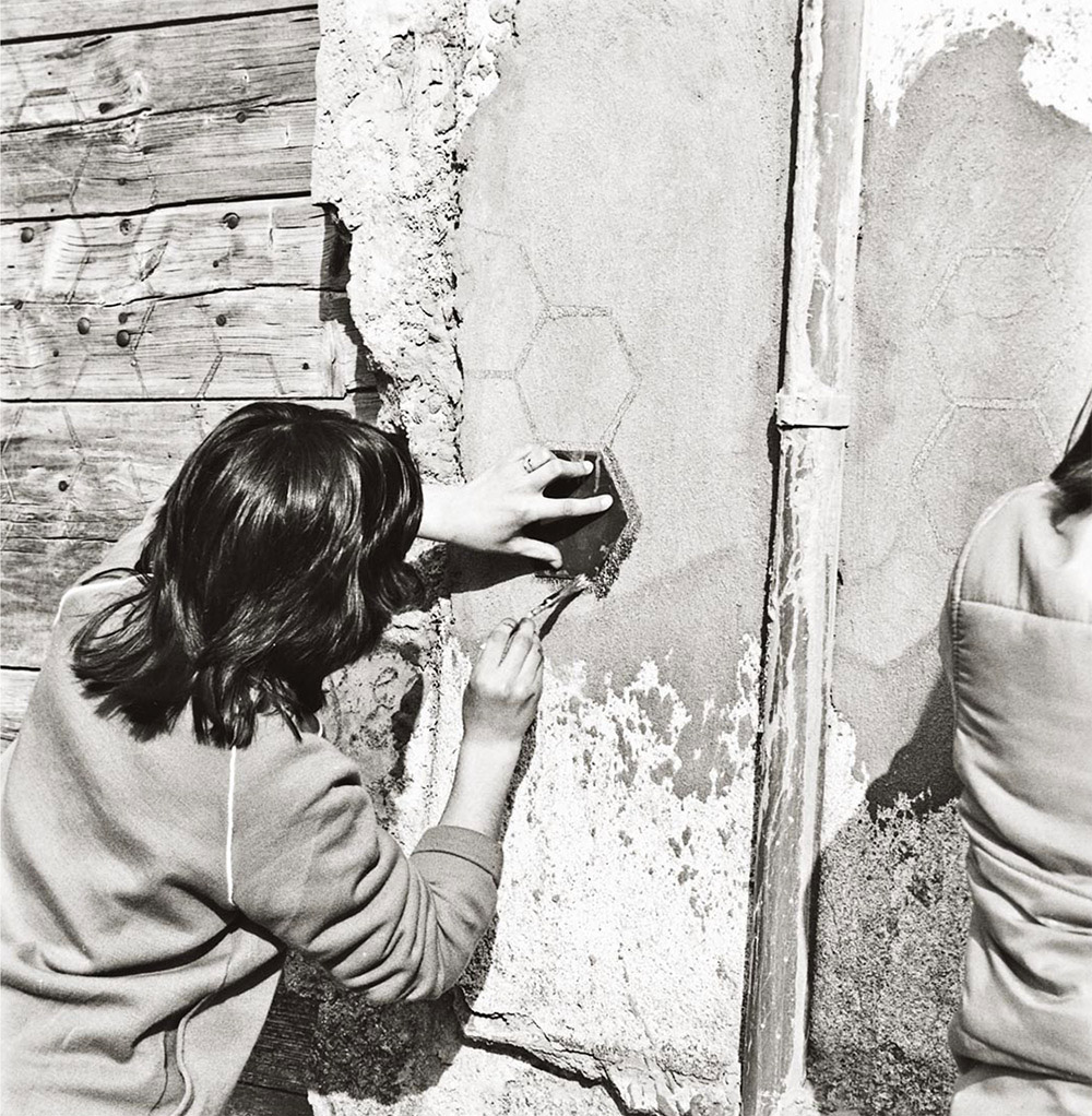 L’alveare del poeta, Orotelli, 1984 (foto Archivio Maria Lai)