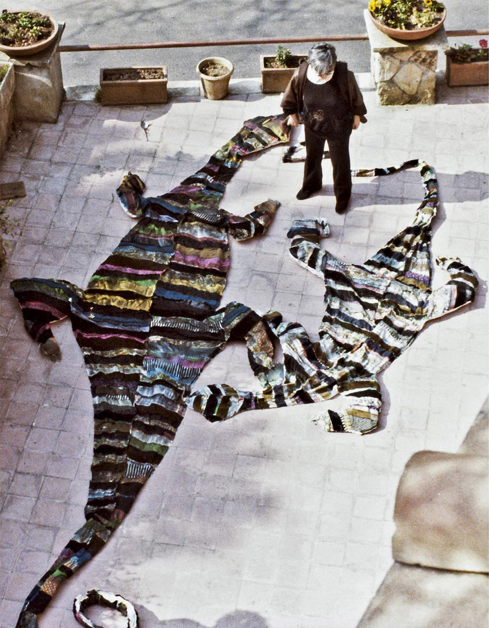 Maria Lai controlla i Varani, elementi da lei realizzati per l’operazione La disfatta dei varani, Roma, 1983 (foto M.R. Guarini)